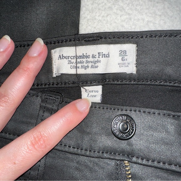 Abercrombie Curve Love Ankle Straight Ultra High Rise in Black - Picture 3 of 6